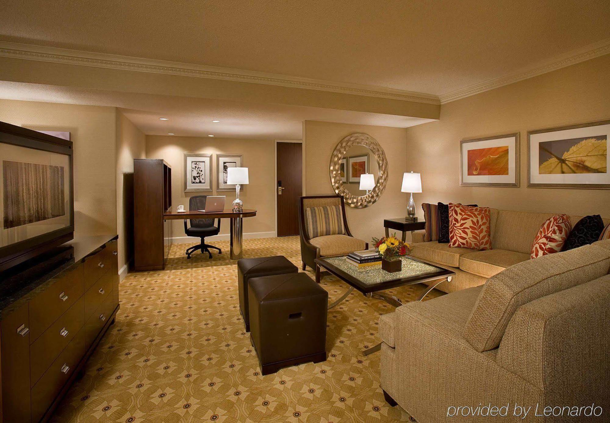 Toronto Airport Marriott Hotel Room photo